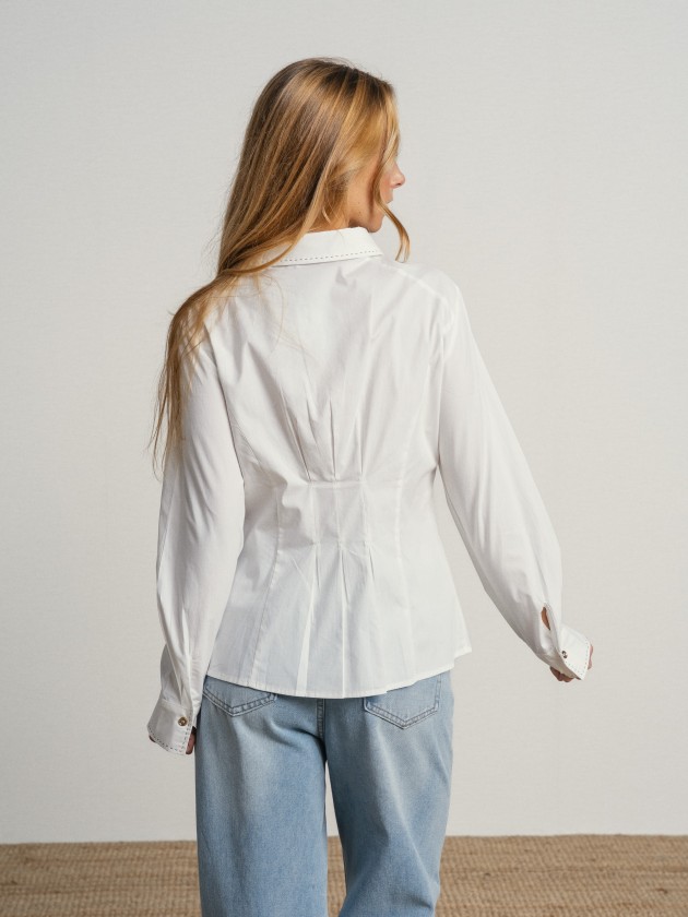 Fitted shirt with topstitching.