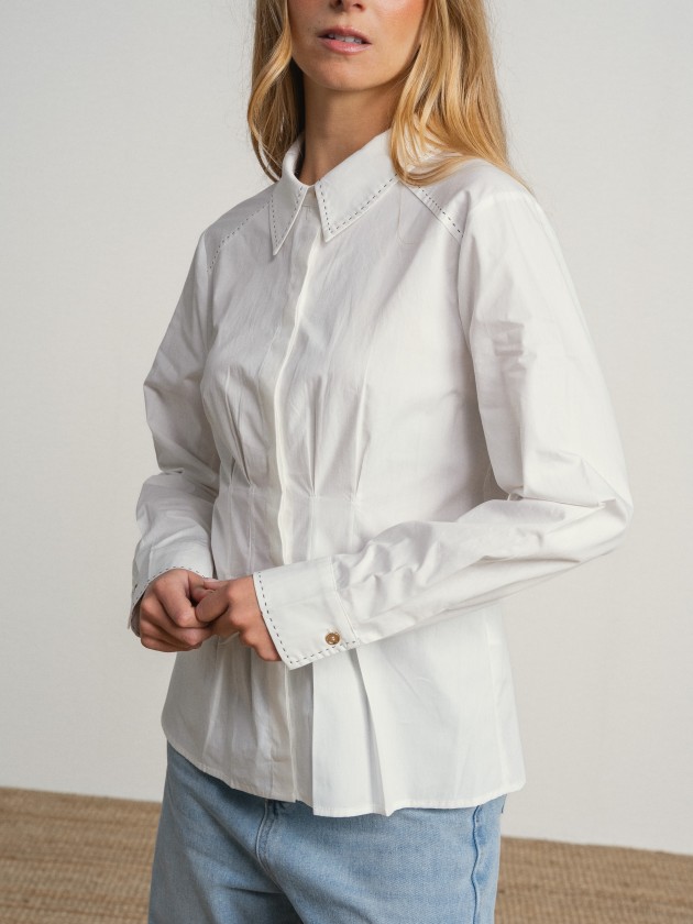 Fitted shirt with topstitching.