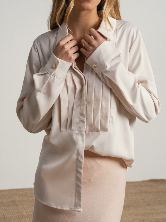 Camisa acetinada com pregas
