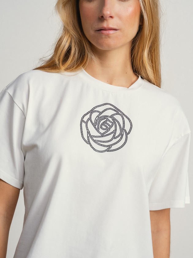 T-shirt with shiny application T-shirt with shiny application