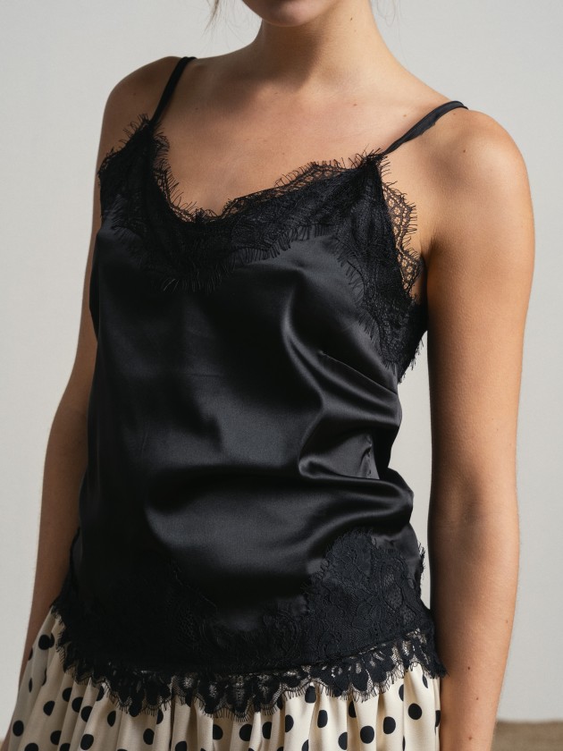 Top with lace applications Top with lace applications