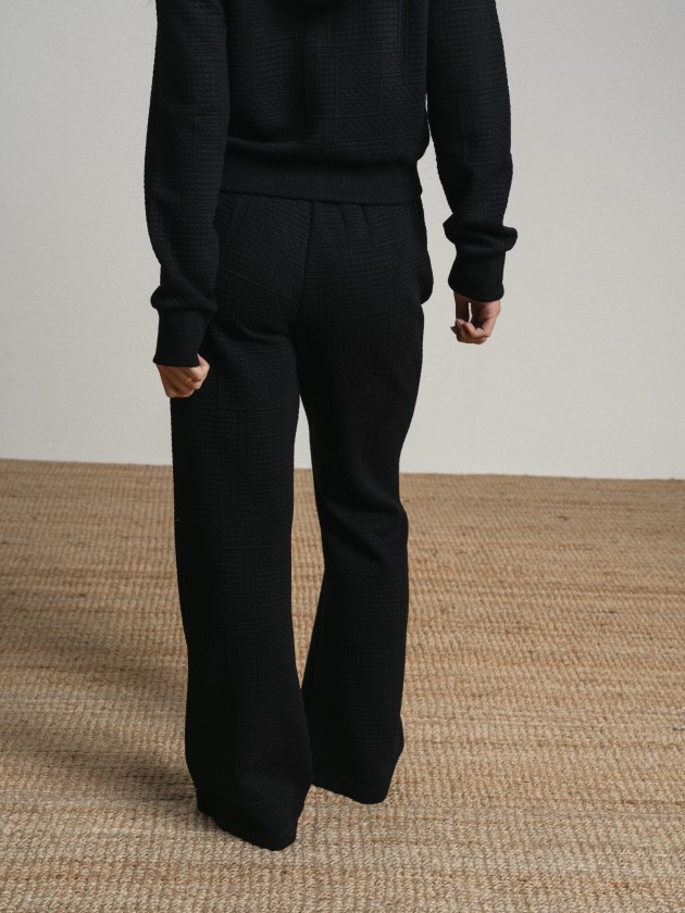 Trousers with ties