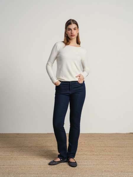 High-waisted jeans