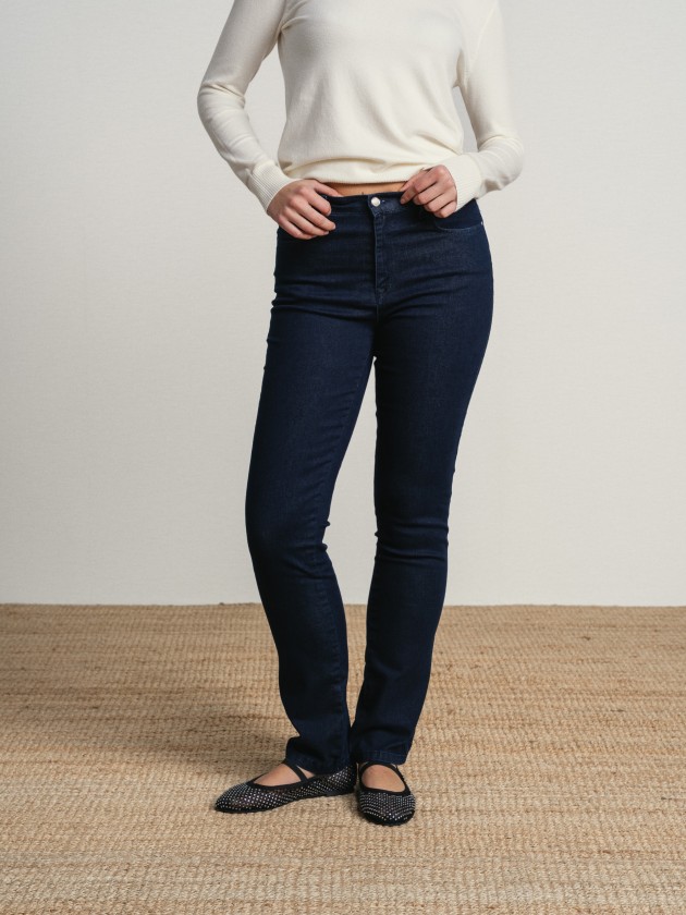 High-waisted jeans