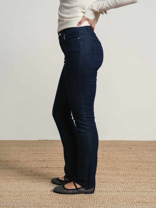 High-waisted jeans