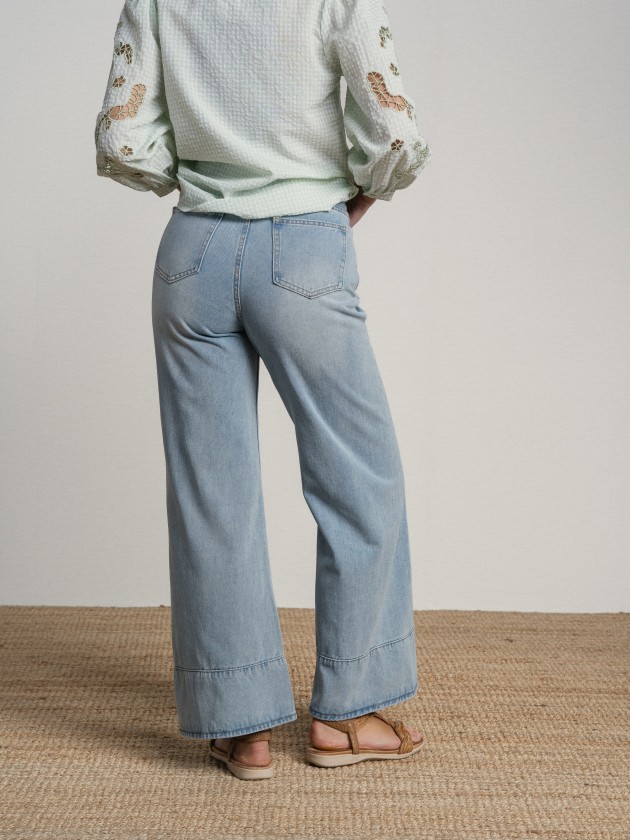 Jeans with stitching Jeans with stitching
