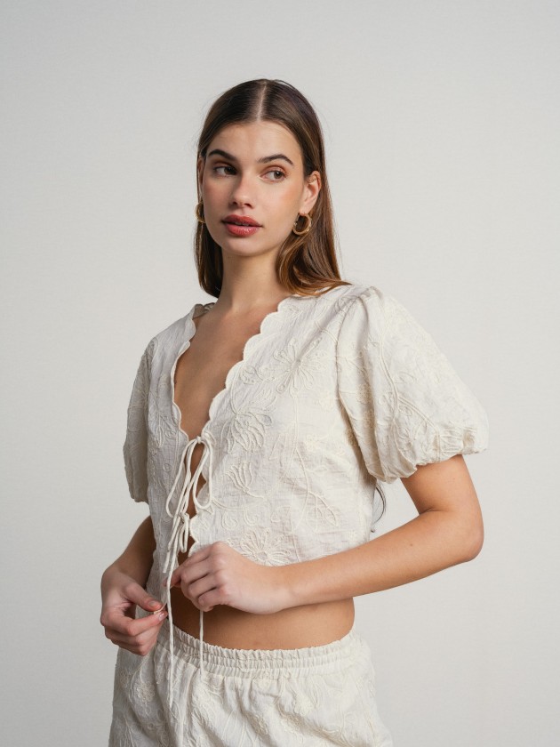 Embroidered blouse with balloon sleeves