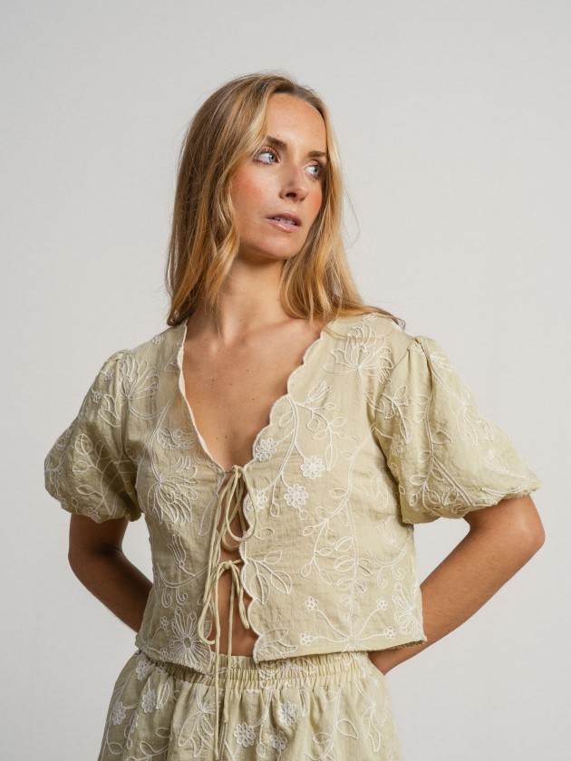 Embroidered blouse with balloon sleeves Embroidered blouse with balloon sleeves