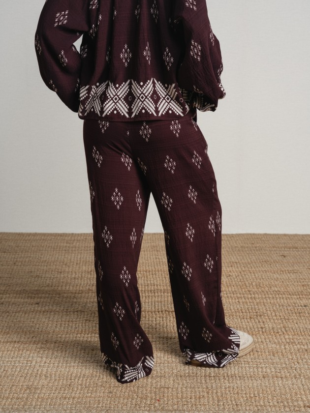 Wide, flowing pants with a print. Wide, flowing pants with a print.