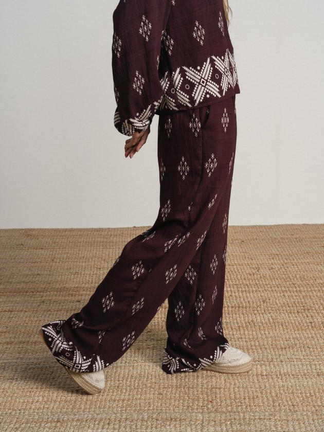 Wide, flowing pants with a print. Wide, flowing pants with a print.