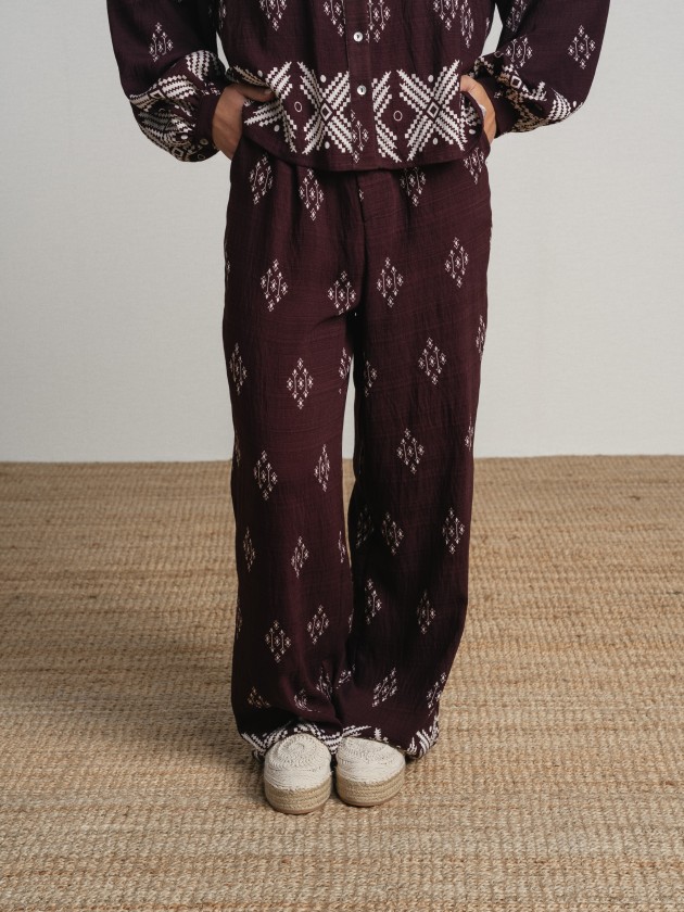 Wide, flowing pants with a print. Wide, flowing pants with a print.