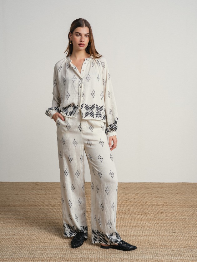 Wide, flowing pants with a print. Wide, flowing pants with a print.