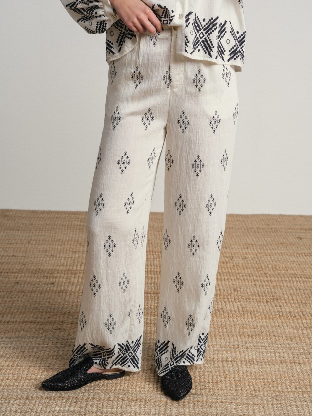 Wide, flowing pants with a print. Wide, flowing pants with a print.