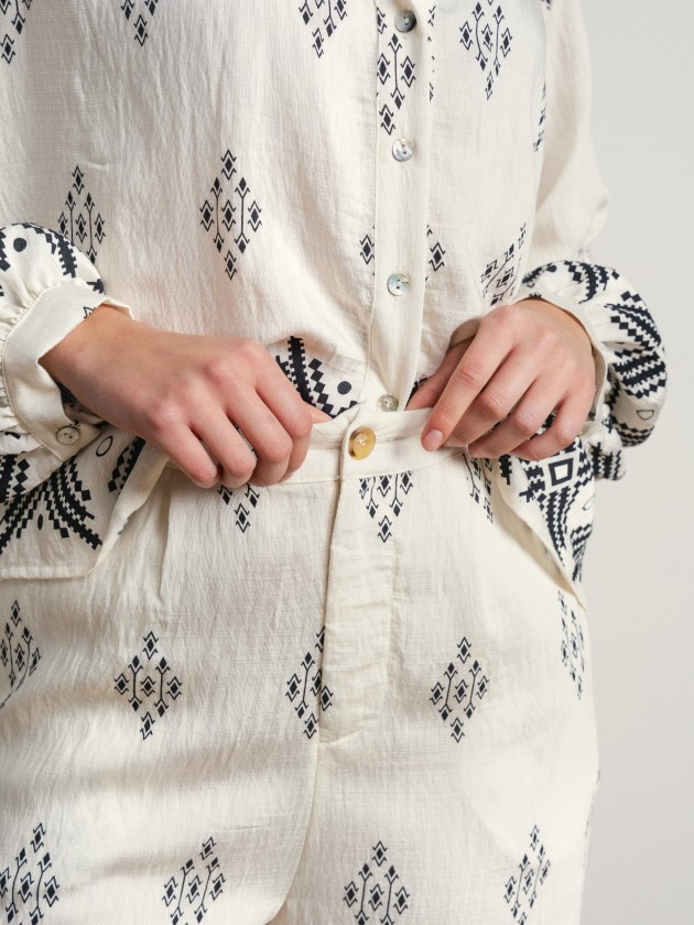 Wide, flowing pants with a print. Wide, flowing pants with a print.