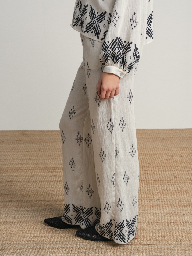 Wide, flowing pants with a print. Wide, flowing pants with a print.