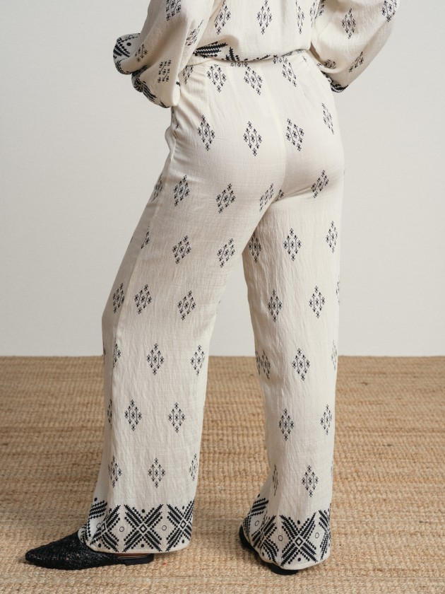 Wide, flowing pants with a print. Wide, flowing pants with a print.