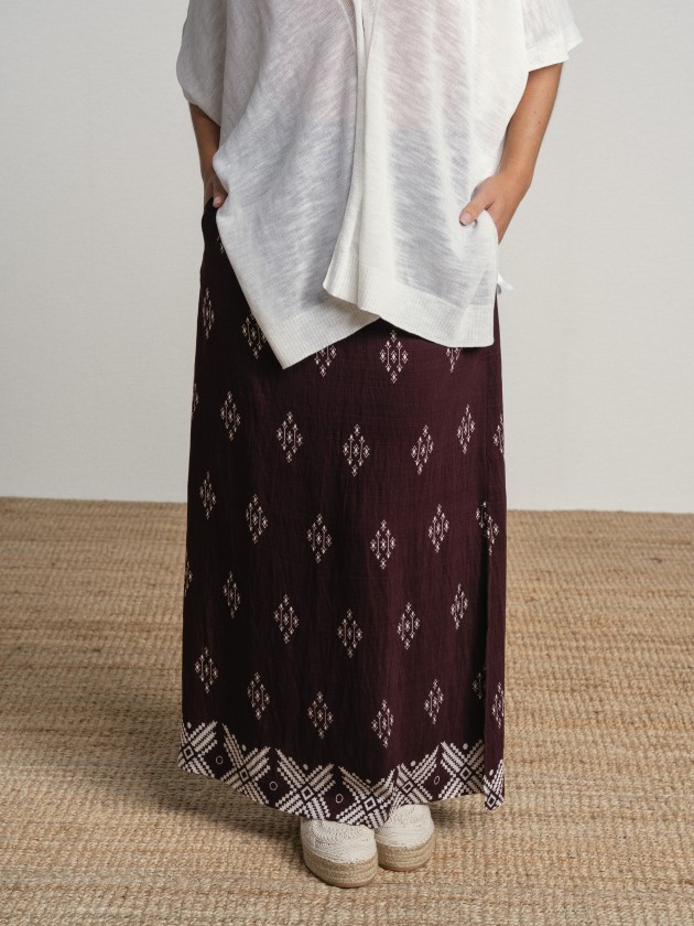Long printed skirt with side slit. Long printed skirt with side slit.