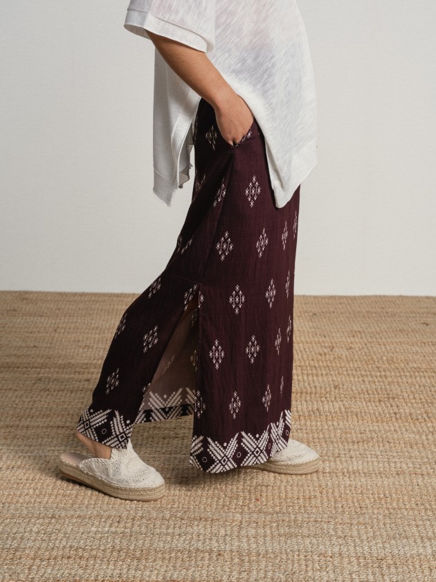 Long printed skirt with side slit. Long printed skirt with side slit.