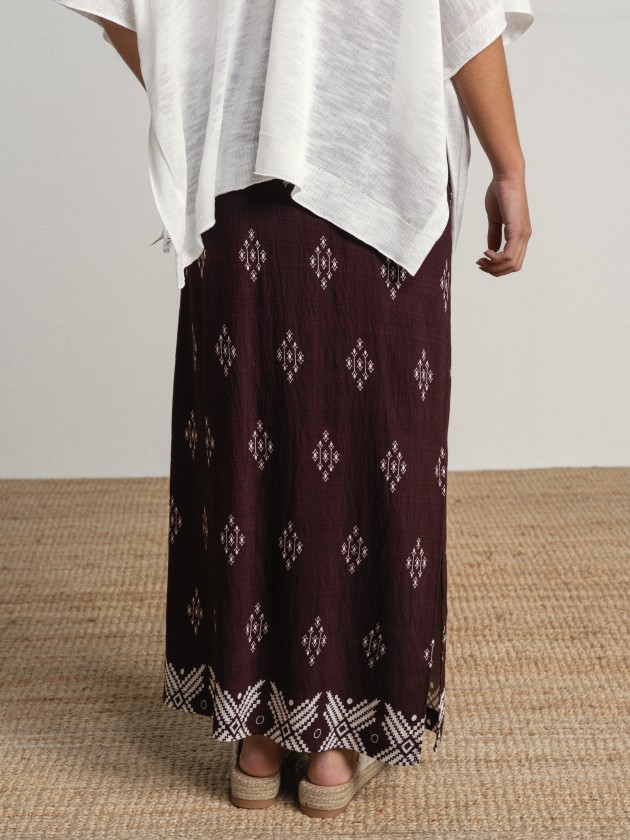 Long printed skirt with side slit. Long printed skirt with side slit.