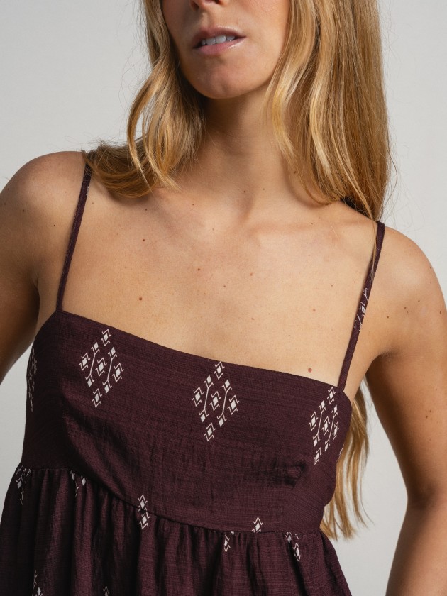 Printed tank top with thin straps and a slightly open back. Printed tank top with thin straps and a slightly open back.