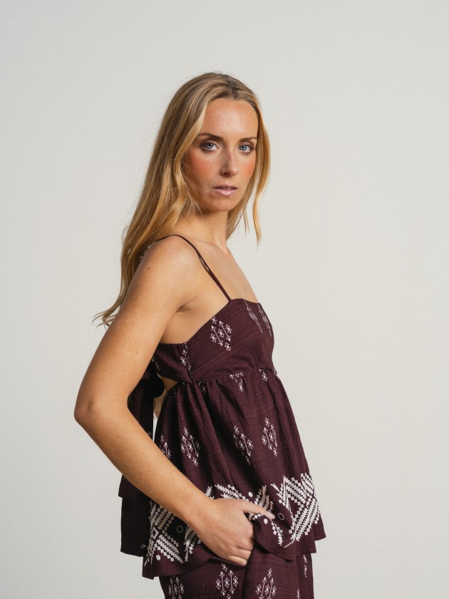 Printed tank top with thin straps and a slightly open back. Printed tank top with thin straps and a slightly open back.