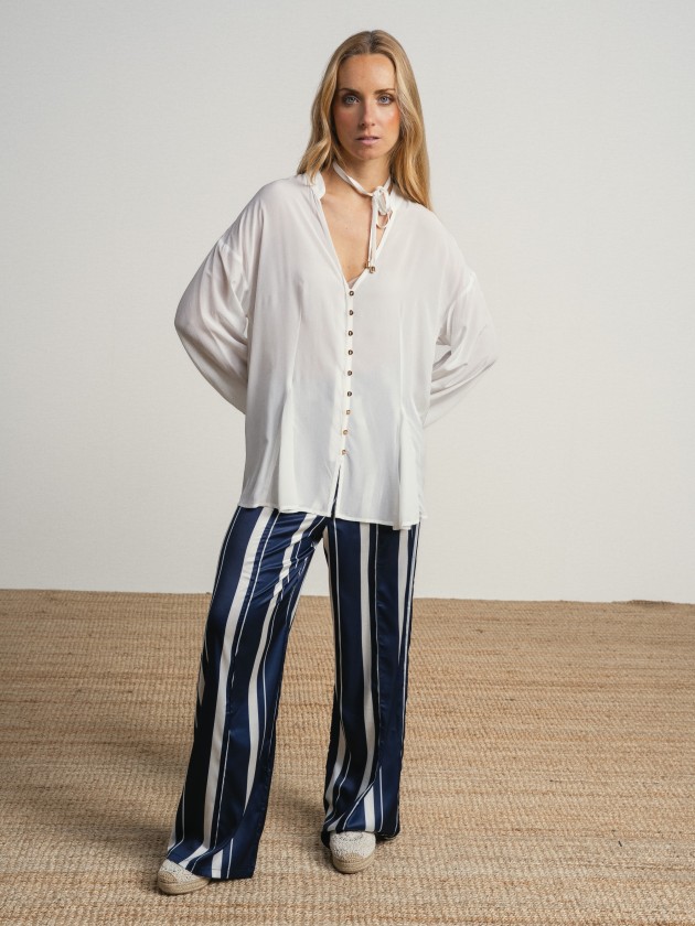 Shirt with a v-neck and drawstring waist. Shirt with a v-neck and drawstring waist.