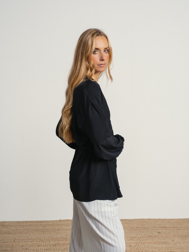 Shirt with a v-neck and drawstring waist. Shirt with a v-neck and drawstring waist.