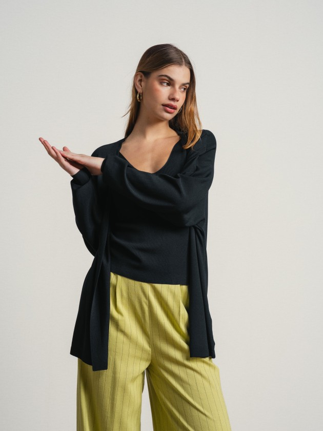 Long coat with a flowing v-neck Long coat with a flowing v-neck