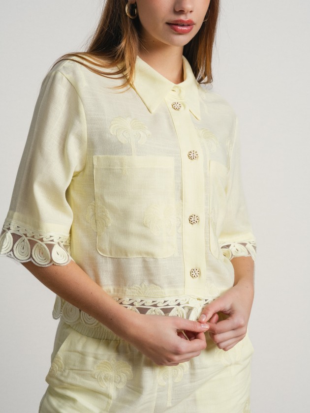 Short-sleeved linen shirt with embroidery.