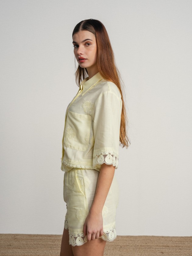 Short-sleeved linen shirt with embroidery.