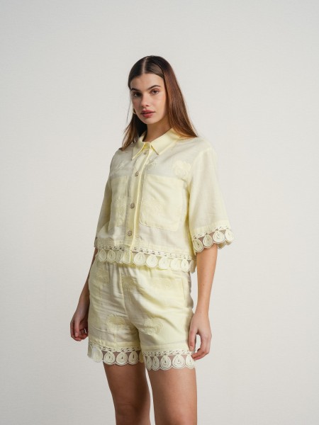 Short-sleeved linen shirt with embroidery.