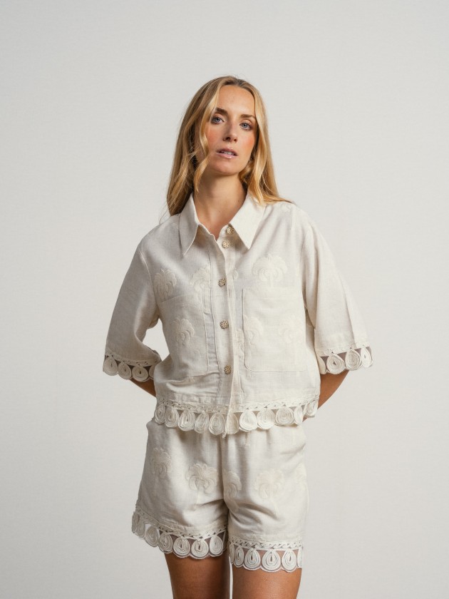 Short-sleeved linen shirt with embroidery.