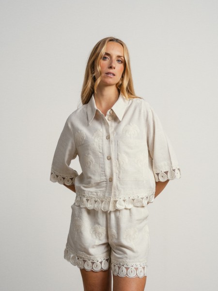 Short-sleeved linen shirt with embroidery.