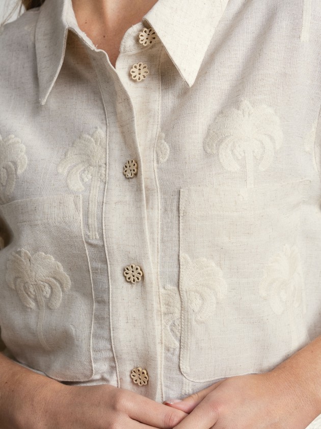 Short-sleeved linen shirt with embroidery.