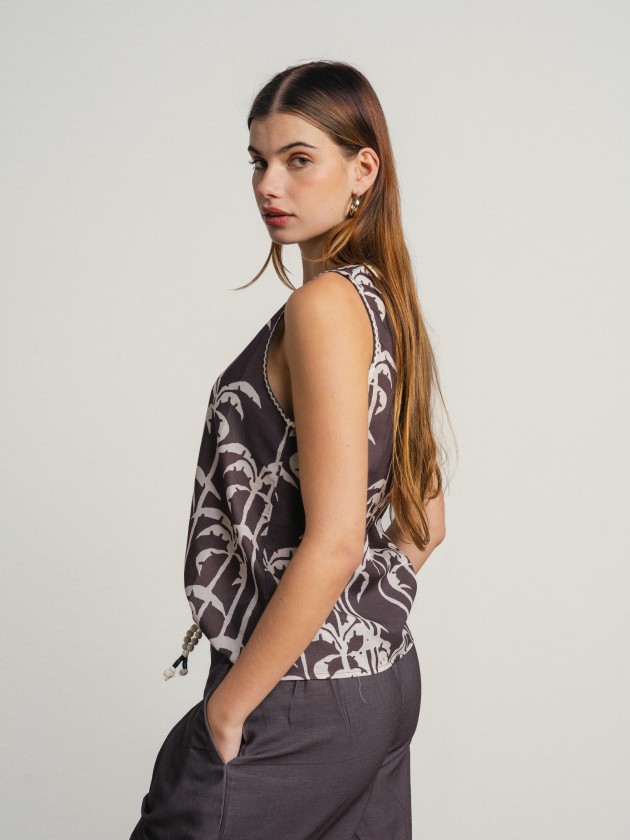 Sleeveless top with palm tree print. Sleeveless top with palm tree print.