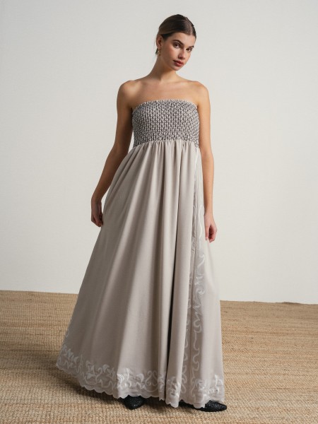 Long strapless dress with embroidery.