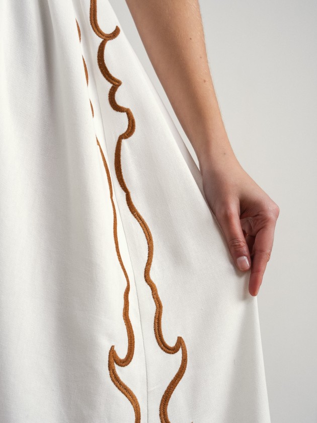 Long strapless dress with embroidery.