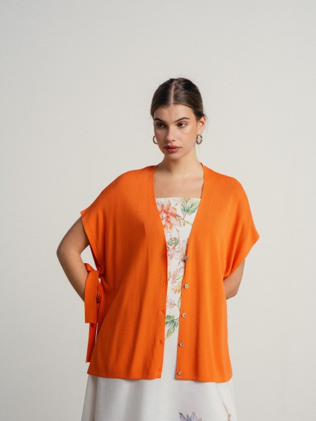 Jacket with a v-neck, short sleeves that tie at the side.