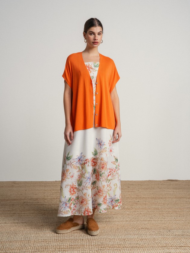 Jacket with a v-neck, short sleeves that tie at the side. Jacket with a v-neck, short sleeves that tie at the side.