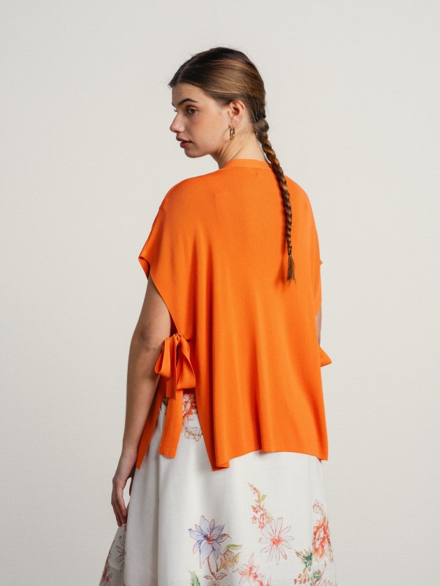 Jacket with a v-neck, short sleeves that tie at the side. Jacket with a v-neck, short sleeves that tie at the side.