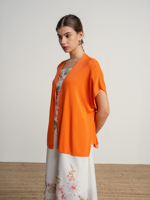 Jacket with a v-neck, short sleeves that tie at the side. Jacket with a v-neck, short sleeves that tie at the side.