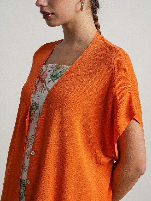 Jacket with a v-neck, short sleeves that tie at the side. Jacket with a v-neck, short sleeves that tie at the side.