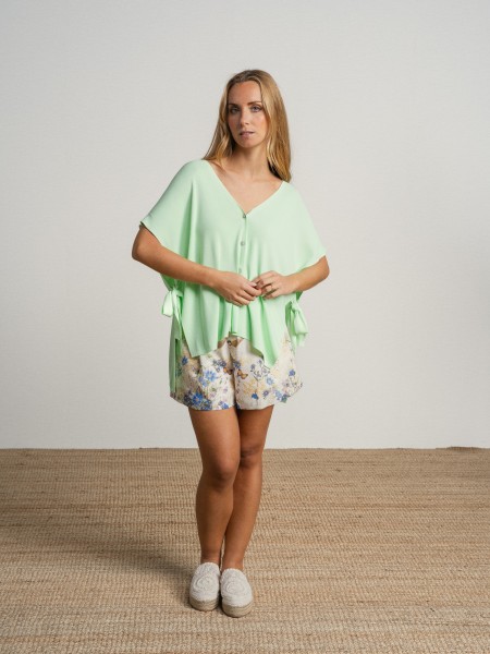 Jacket with a v-neck, short sleeves that tie at the side.
