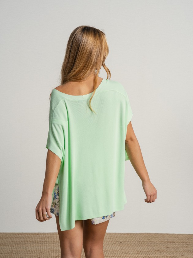 Jacket with a v-neck, short sleeves that tie at the side.
