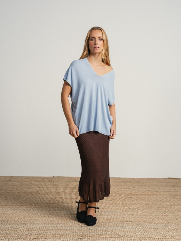 Flowy short-sleeved camisole with a round neckline and sheer Flowy short-sleeved camisole with a round neckline and sheer