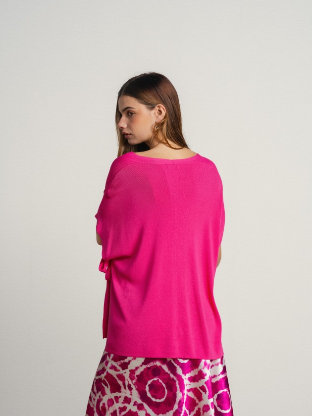 Jacket with a v-neck, short sleeves that tie at the side. Jacket with a v-neck, short sleeves that tie at the side.