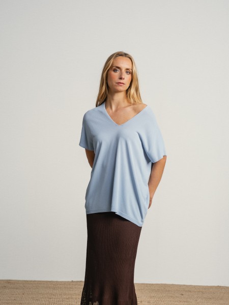 Flowy short-sleeved camisole with a round neckline and sheer