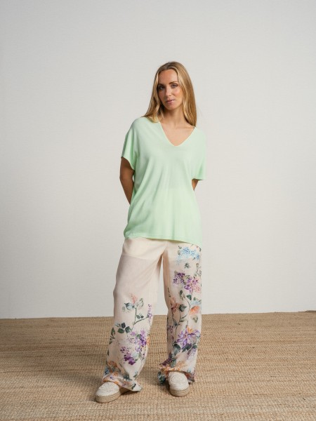 Flowy short-sleeved camisole with a round neckline and sheer