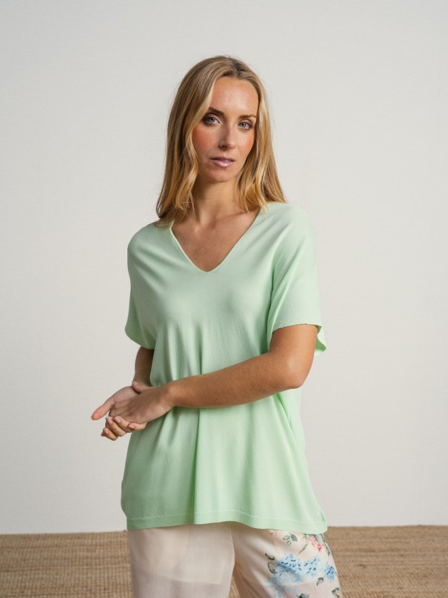 Flowy short-sleeved camisole with a round neckline and sheer Flowy short-sleeved camisole with a round neckline and sheer
