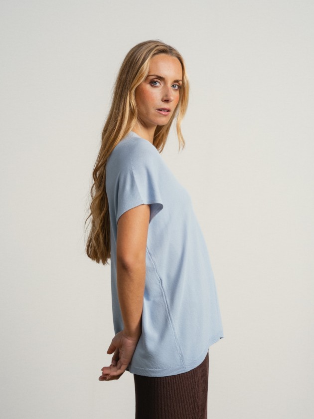 Flowy short-sleeved camisole with a round neckline and sheer Flowy short-sleeved camisole with a round neckline and sheer